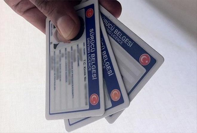 RANDEVULAR YZDE 100 DOLDU  <p>  Ehliyetlerini yenilemeyen srcler, bulunduklar il ve ilelerin nfus mdrlkleri zerinden randevu almakta zorlanmaya balad.<p>    stanbul'daki ilelerin nfus mdrlklerinde doluluk oran yzde 100'lere ularken, en erken randevu ise 1 hafta sonraya veriliyor.