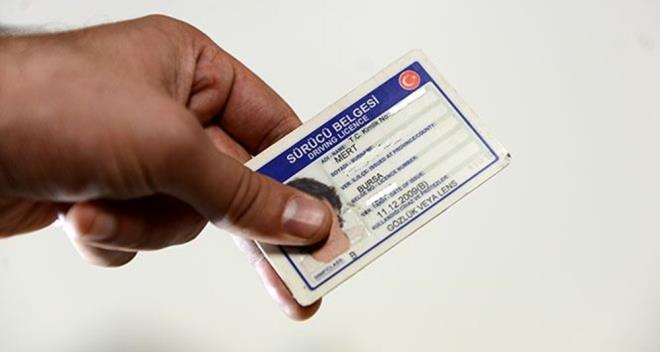 EHLYET YENLEMEDE SON TARH  <p>  Kovid-19 salgn nedeniyle 1 Ocak 2016'dan nce dzenlenen eski tip src belgelerini deitirme sresi ileri Bakanlnca 31 Aralk 2022'den itibaren 31 Aralk 2024'e kadar uzatld.  <p>  Yani milyonlarca src iin ehliyet yenileme sresi 31 Aralk 2024 tarihinde sona erecek.