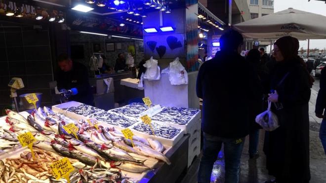 Trabzon Toptanc Balk Hali?ne bu sezon ilk kez bin kasann zerinde hamsi geldi.    Esnaf, son yllarn en bereketli sezonunun yaandn syledi.