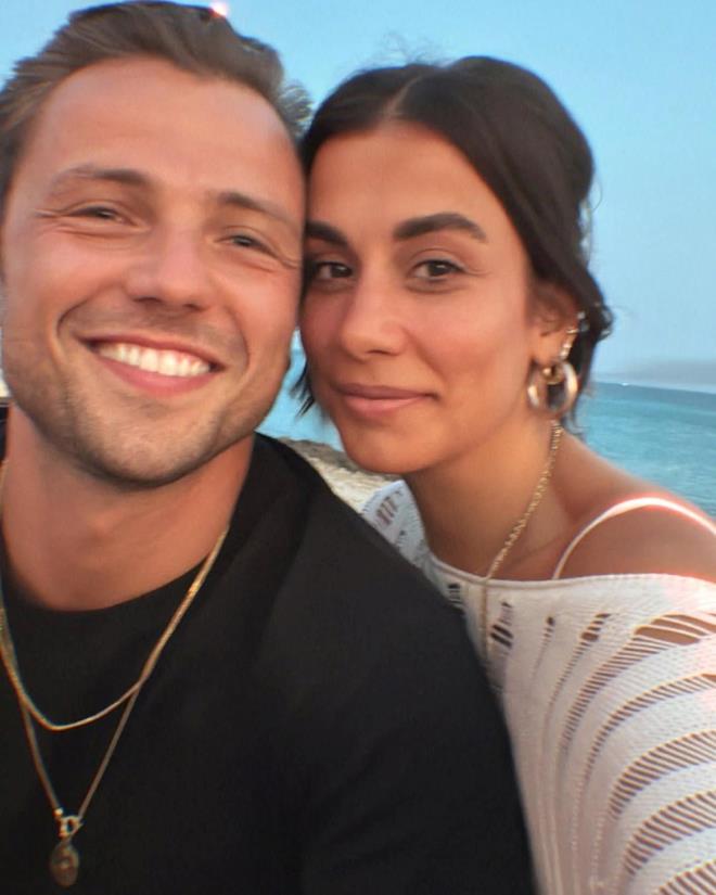 "GLMLE LGL LTFAT ALIYORUM"    brahim Selim'in "Sence gnde ka kez glnle ilgili iltifat alyorsun?" sorusunu da yantlayan Sarta, "Glmle ilgili iltifat alyorum genelde. Ama ok yakn arkadalar arasnda kahkahalarla, katla katla glerken Zeynep kulama eilip 'Ne gzel glyorsun' diyor. Orada eriyorum yani" ifadelerini kulland.