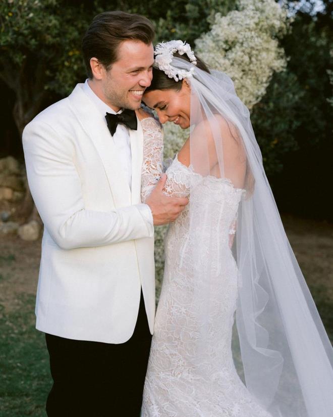 "Gnein Kzlar", "Kt ocuk", "Sz", "Arza" gibi projelerle tannan ve imdilerde "Tekilat" adl dizide izleyici karsna kan Tolga Sarta, getiimiz haziran aynda tasarmc Zeynep Mayruk'la nikah masasna oturmutu.