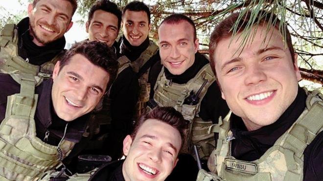 "Bir sabah doru seti bulmakta zorlandm" diyen Tolga Sarta, u ifadeleri kulland:    "Sz seti diyerek baka bir sete gittim. Arabadan indiimde kimse beni almyordu, ay ocandaki adamlara 'gnaydn' dedim. Ama oradaki insanlar bana ok bir ekilde bakyordu. Sonra yrrken etrafmdaki insanlarn durup bana bakmaya baladn fark ettim. O an birden fark ettim ki yanl sete gelmiim. Arabama binip baka bir sokakta devam ettim."