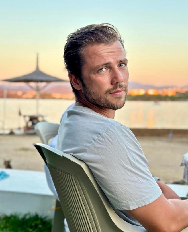 "DORU SET BULMAKTA ZORLANDIM"    Set anlarndan da bahseden nl oyuncu, bir gn Sz seti yerine yanllkla Erkenci Ku setine gittiini itiraf etti.