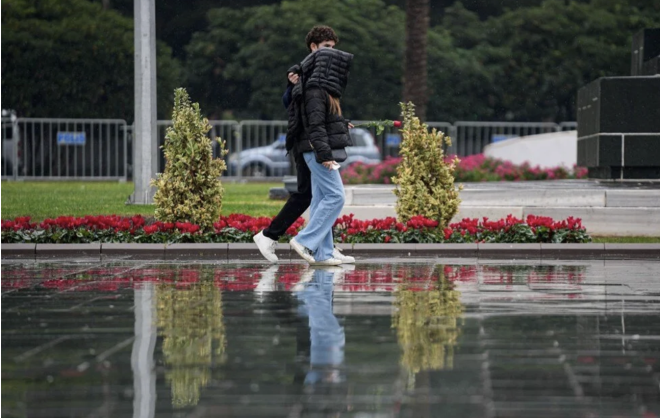 Avrupa zerinden cumartesi gn ok daha souk hava girii olacak.    alkan, "Souk hava, bu hafta lkenin birok noktasna kar getirecek." deerlendirmesinde bulundu.    Cumartesi lkeye girecek souk havann nce yamur getireceini dile getiren alkan, "Ardndan akam saatlerinde ve pazar gn Anadolu ya kar getirecek." dedi.