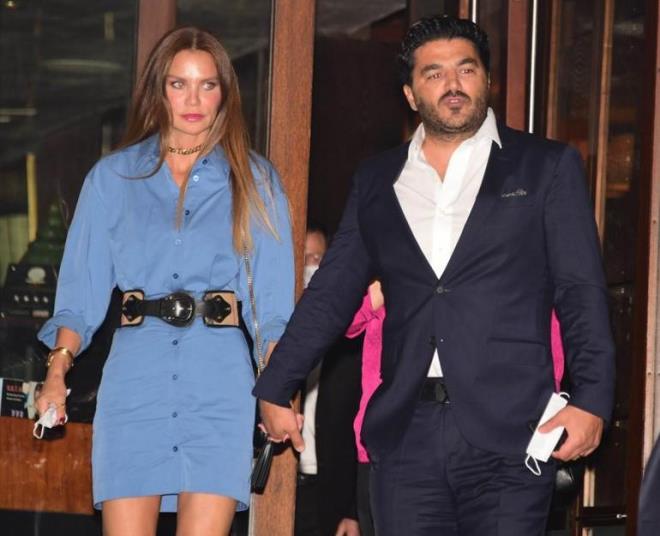 "HER EY PARA VE MADDYATMI"<p>    Akku szlerine "Boanma davas amamn ve boanma isteimin tek sebebi artk 'mutsuz olmamdr'. Bu ilikiyi ak ve sevgi evlilii zannetmitim ama meer her ey para ve maddiyatm! Bunu ok ge ve zor anladm. Artk mutllu ve huzurlu bir hayat yaamaya karar verdiim iin boanmaya karar verdim" diye devam etti.<p>    'SRE DEVAM EDYOR'  <p>  Ebru all, ayn gn boanma kararyla ilgili sosyal medya hesabnda "Uur Bey ile 4 yllk evliliimizi bitirme karar aldk. Ben 8 ay nce boanma vekaletimi avukatlarma verdim. Dolaysyla srecimiz devam ediyordu. Evlilik birliine saygmdan dolay sadece boanmay onaylamak iin sizlere bilgi vermek istedim. Her iki tarafn da zelidir. Anlaynz rica ederim" aklamasnda bulundu.