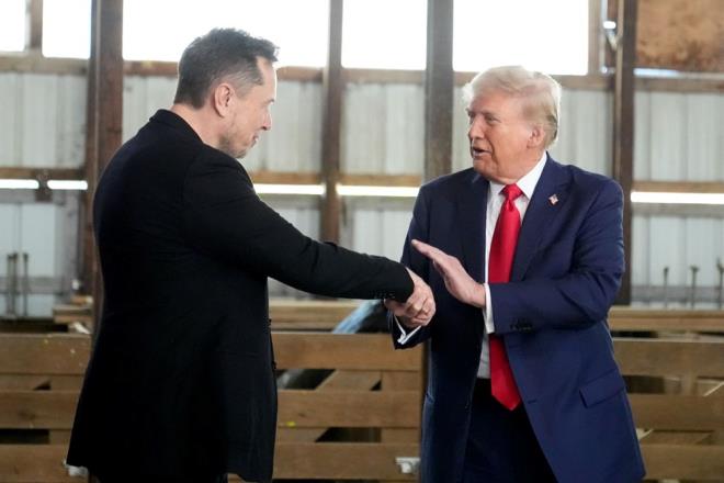 TRUMP VE MUSK  BRL    X?in Trump?n ar sa platformu Truth Social ile birleme ihtimali de konuuluyor.    Byle bir durumda, ncelik kimin karlarnda olacak? Musk, i yapt otoriter rejimleri eletirmek yerine destekleyecek mi? Yoksa tam tersi mi?    Mark Carrigan, X?in, Trump?n fikirlerini yaymak iin ?bir siyasi sper uygulama? haline dneceini iddia etti.    Bu durumun Cumhuriyeti Parti?nin dijital stratejisinde Facebook ve Fox News?u glgede brakabileceini belirtti.