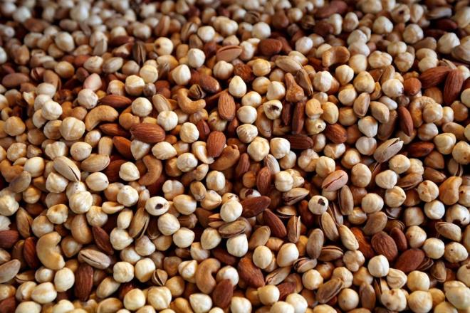 DZENL KURUYEM TKETMENN DER FAYDALARI    SNDRM SSTEMN DZENLER    Kuruyemilerin ieriinde bulunan lifli yap sayesinde barsak dostu bir besin olur. Lifli yap barsaklarda daha yava hareket eder. Bylelikle barsaklar meydana gelen ikinlik, kabzlk, gaz gibi problemlerin dzenlenmesine yardmc olur. Ayn zamanda lifli yaps tokluk hissi verir. Doru kullanmda kilo vermeye yardmc olabilir. Diyet programlarnn nde gelen besinleridir.