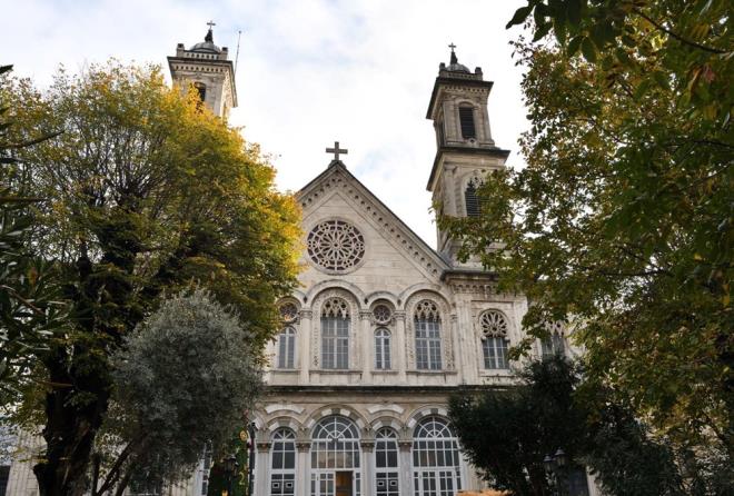 SORULARI YANITLADI    svire?nin Luzern kentindeki St. Peter Kilisesi, teknolojiyi dini pratiklerle buluturan bir sanat projesine ev sahiplii yapt. ?Deus in Machina? (Makinedeki Tanr) adl projede, yapay zeka destekli bir sa hologram cemaatin sorularn yantlad.