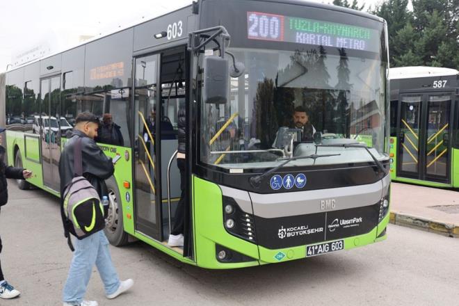 250, 200, 280 ve 700 numaral hatlar ile tm tramvaylarda uygulanan cretsiz internet hizmeti vatandalardan tam not ald. Yolcular cretsiz Wi-Fi hizmetiyle bir yandan yolculuun keyfini karrken, dier yandan da online ilemlerini hzl bir ekilde gerekletirebilecek.