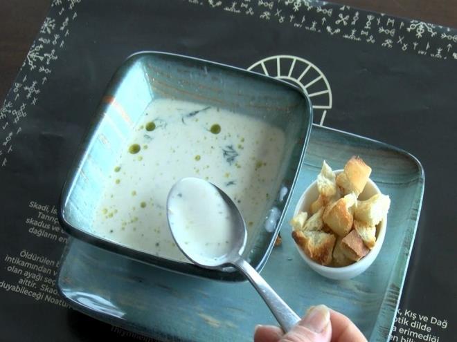 "1 MLYON TL?YE KADAR CEZA LEM YAPILABLECEKTR"    letmeye 1 milyon TL?ye kadar cezai ilem yaplabilecei kaydedilen aklamada u ifadelere yer verildi:    ?20.11.2024 tarihinde basnda ve sosyal medya mecralarnda yer alan, Bursa Uluda Oteller Blgesi?nde faaliyet gsteren T.S.T. A. unvanl iletmede geen yl 500 TL?ye satlan bir kase orbann bu yl 1.000 TL?ye satldna ilikin haberler zerine, Bursa Ticaret l Mdrlmz tarafndan 21.11.2024 tarihinde sz konusu iletmede denetim gerekletirilmitir. Yaplan denetimde, sz konusu orba fiyatnn ?6585 sayl Perakende Ticaretin Dzenlenmesi Hakknda Kanun ve Haksz Fiyat Deerlendirme Kurulu Ynetmelii? kapsamnda incelendii ve haksz fiyat art tespit edildii belirlenmitir. Bu yzden, haksz fiyat art kapsamnda dzenlenen tutanak, iletme yetkililerinin savunmas ve ekleriyle birlikte Haksz Fiyat Deerlendirme Kurulu?na gnderilecek ve 1.000.000 TL ye kadar cezai ilem yaplabilecektir.?