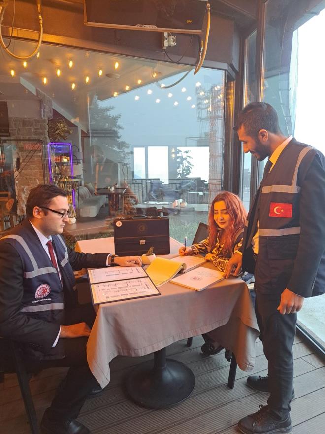 78 AYKIRILIK TESPT EDLD: 171 BN 600 TL DAR PARA CEZASI    Bakan Yardmcs Grcan, iletmede sata sunulan 38 rnle ilgili de aykrlk tespit edildiini belirttii aklamada, ??6502 sayl Tketicinin Korunmas Hakknda Kanun? ve ?Fiyat Etiketi Ynetmelii? kapsamnda yaplan denetimlerde u hususlar tespit edilmitir:    * letmede sata sunulan 38 rnn ayrc zellikleri belirtilmemitir. Bu eksikliin hem kap giriinde hem de iletme ierisinde mevcut bulunmamas nedeniyle 76 aykrlk tespit edilmitir.    * Fiyat listelerinde, tm vergiler dahil rn sat fiyat ve bu fiyatn uygulamaya baland tarih belirtilmemitir.    Bu nedenlerle fahi fiyattan ayr olarak Bursa Ticaret l Mdrlmzce toplamda 78 aykrlk tespit edilmi olup sz konusu aykrlklardan dolay iletmeye toplam 171 bin 600 TL idari para cezas uygulanacaktr. Ticaret Bakanl olarak, tketicilerimizin maduriyetini nlemek ve piyasa dengesini korumak amacyla almalarmza hz kesmeden devam edeceiz. Kamuoyuna saygyla duyurulur? ifadelerine yer verdi.