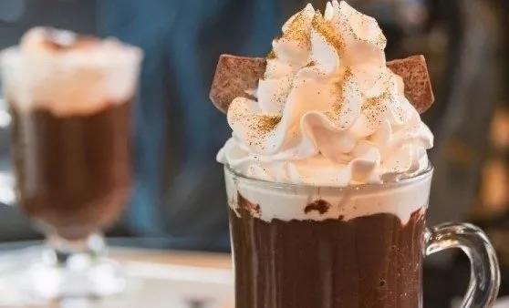 Scak ikolata: Scak ikolata sizi rahatlatmaya yardmc olabilecek bir dier rahatlatc iecektir. indeki kakao genellikle serotonin ve melatonin reten temel bir amino asit olan triptofan ierir.  <p>  Lezzetli tad ve sakinletirici zelliklerinin yan sra, scak ikolata gibi scak iecekler sadece scak bir iecek imenin psikolojik etkilerinden sizi rahatlatmaya yardmc olabilir.