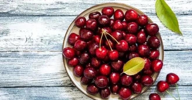 Kiraz Suyu: eriindeki melatonin ve triptofan sayesinde kiraz suyu, stresle mcadelede gl bir aratr. zellikle akam saatlerinde bir bardak imek, uyku kalitesini artrrken rahatlamanz salar.