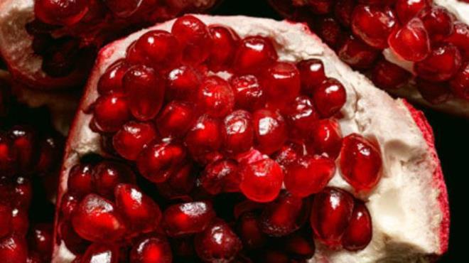 Nar, ieriindeki ekerler sayesinde itah artrc bir etkiye sahiptir. Ancak baz kiiler narn eki tad pek de ho olmayabilir. Nar tketimine pek scak bakmayan biriyseniz, tuzlayarak tketmenizi tavsiye ederiz.