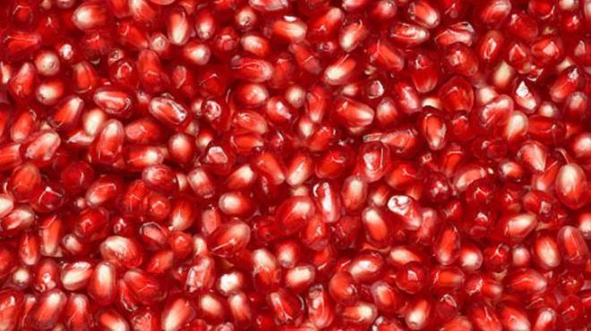 zellikle ar yemekler sonras tuzlu nar yemek, vcudu rahatlatc bir detoks etkisi yaratabilir. Bu tketim dzenli bir hl alrsa, cildinizin daha parlak grnmesine bile katkda bulunabilir. stelik nar, karacierin daha verimli almasn salarken bbreklerin toksin atma srecini hzlandracaktr.