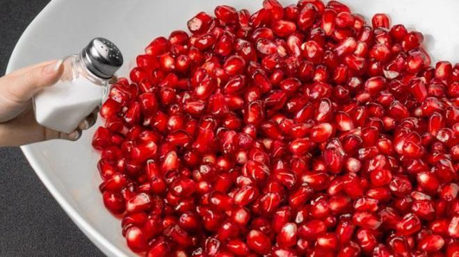 Tezgahlardaki yerini alan nar, ierisindeki maddeler sayesinde tam bir ifa kaynadr. zerine tuz dkmek kulaa tuhaf gelse de hem hafif hem de besleyici bir attrmalk elde etmenizi salar. te tatl, eki ve tuzlunun birleimiyle ortaya kan lezzetin faydalar.