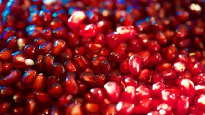 Tuzlu nar, yalnzca birka dakika iinde hazrlanabilir. Bu pratik ve faydal attrmalk, daha nce tketmeyenlerin ok araca bir lezzete dnebilir. stelik faydas da bir o kadar fazla. nler arasnda tketerek salnz iyiletirebilirsiniz.