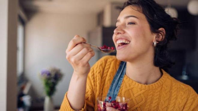 Nar, doal antiseptik zelliklere sahiptir ve az iindeki bakterilere kar etkili bir koruma salar. Az ve boazda biriken bakterilerin temizlenmesine yardmc olur. Tuz ise iltihaplar yattrc bir etki yaratr. Eer mevsimsel souk algnl yayorsanz veya boaznzda tahri hissediyorsanz, bir miktar tuzlu nar yemeyi deneyin.