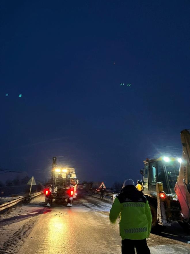 Uzun kuyruklarn olutuu yolda srcler kontak kapatt.