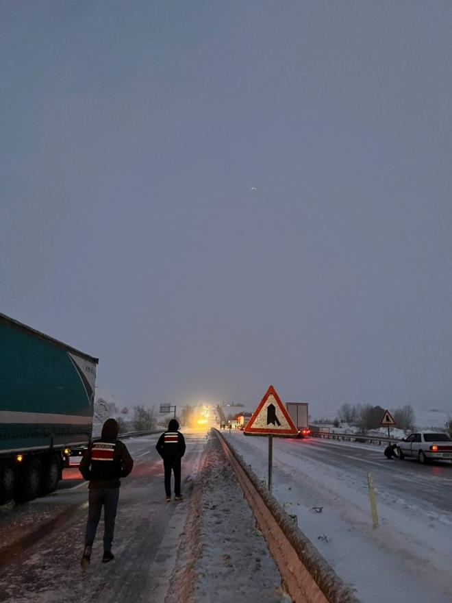 erke Atkaracalar ve Kurunlu ilesi gzergahnda bulunan D-100 karayolunun stanbul istikameti, youn kar ya ve buzlanma sebebiyle ulama kapand.