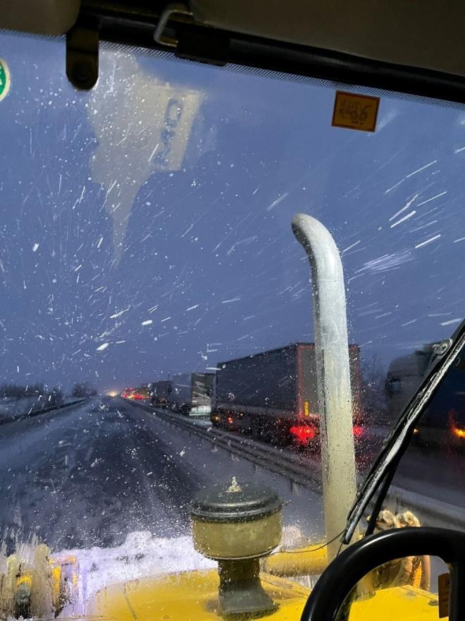stanbul istikametinde seyir halinde olan aralar, zemini kaplayan kar ve buzlanma sebebiyle yolda saatlerce mahsur kald.