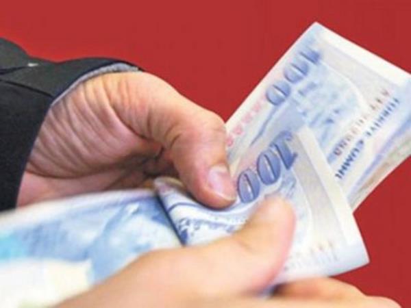 100 bin lira maddi, 200 bin lira manevi olmak zere toplam 300 bin lira tazminatn daval S.S'den alnarak davac B.S'ye verilmesine hkmeden hakim Src, ayrca iftin 18 yandan kk mterek ocuunun velayetinin anneye verilmesini, ocuk iin aylk 200 lira, anne iin aylk 300 lira tedbir nafakas denmesini kararlatrd.