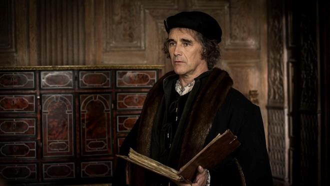 5. Wolf Hall: The Mirror and the Light     Mark Rylance, Damian Lewis ve Thomas Brodie-Sangster gibi isimlerin rol ald yapm, Kardinal Wolsey'nin devrilmesinden sonra sekreteri Thomas Cromwell, kendini Kral VIII. Henry'nin sarayndaki ihanet ve entrikalarn ortasnda bulur ve ksa srede Kral'n yakn danmanlarndan biri olur.