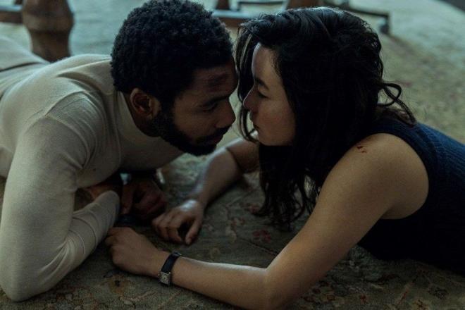 3. Mr. & Mrs. Smith    Donald Glover ile Francesca Sloane'un barollerini paylat dizi, macera ve romantizm dolu bir hikaye sunuyor.