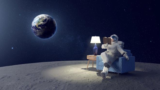 Uzay, zellikle kemiklerimize, kaslarmza, kalbimize, gzlerimize ve neredeyse tm organlarmza zarar verir.    Yine de insanlar, uzaya gitme tutkusundan vazgeemiyor.    imdiye kadar yaklak 700 kii uzaya kt ve zel uzay uularnn artmasyla bu say giderek artacak.    Ancak uzun sreli uzay yolculuklarnda insan vcudu ne kadar dayanabilir?