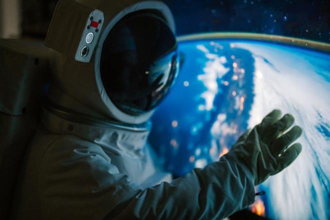 Yerekimsiz ortamda bulunmak kemik younluunda kayp, kas erimesi, kan hacminde azalma, kalp kas ilevlerinde bozulma, bulank grme ve yn duygusunun kaybolmasna neden oluyor.    NASA ve dier uzay ajanslar, bu etkileri daha iyi anlamak ve uzun sreli uzay yolculuklarnda astronotlarn risklerini azaltmak iin almalar yapyor.    NASA?ya gre, Mars?a insanl bir grev yaklak  yl srecek. Ancak byle bir yolculuk ve daha uzun sreler uzayda kalmak insan vcudunda ne gibi sonular dourur?