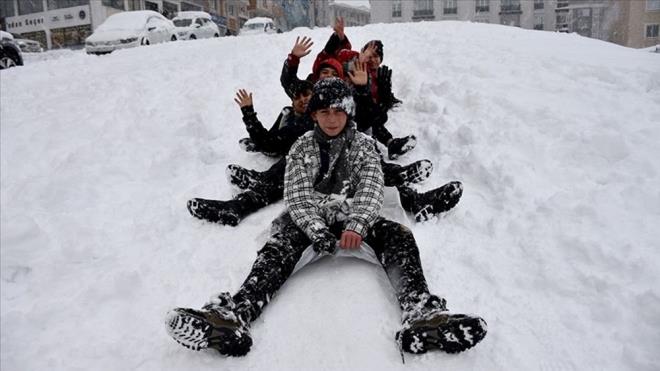 KAYSER      Kayseri Valiliinden yaplan aklamada, halen devam etmekte olan kar yann etkisini azaltaca, ancak yan durmasyla hava scaklnn hissedilir derecede azalaca, bunun da buzlanmaya sebebiyet verecei ifade edildi.    Hava koullar sebebiyle meydana gelmesi muhtemel olumsuzluklar nlemek amacyla eitime 1 gn ara verildii belirtilen aklamada, unlar kaydedildi:    "Tamal eitim, il merkezi ile ileler arasndaki kamu alanlar ve renci hareketlilii de dikkate alnarak, il genelinde resmi-zel kreler, anaokullar, ilkokullar, ortaokullar, liseler, meslek eitim kurslar, zel eitim kurumlar, olgunlama enstitleri, zel retim kurslar, zel eitim ve rehabilitasyon merkezlerinde, Valiliimiz kararyla 27 Kasm aramba gn 1 gn sreyle eitime ara verilmitir."