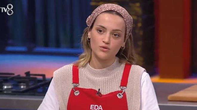 Eda, "Bu yarmada olan stratejiler beni hi etkilemiyor. Sonuta yemek yapyoruz mavi takm ve krmz takm fark etmiyor." dedi.<p><p>TAKIM OYUNU    MasterChef Trkiye'de dello oyununun kazanan mavi takm oldu.  <p>  ELEME ADAYI<p>    Haftann ilk eleme aday Kaan oldu.