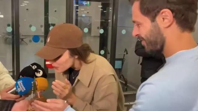 Hande Erel ve sevgilisi Hakan Sabanc, romantik Msr tatilleri sonras stanbul Havaliman?nda objektiflere taklmt.     Tatil boyunca paylatklar renkli karelerle gndemden dmeyen ift, dnte magazin muhabirlerinin hazrlad srprizle karlat. Hande Erel, doum gn pastasyla karlanrken, mumlar fleyerek mutluluunu paylamt.