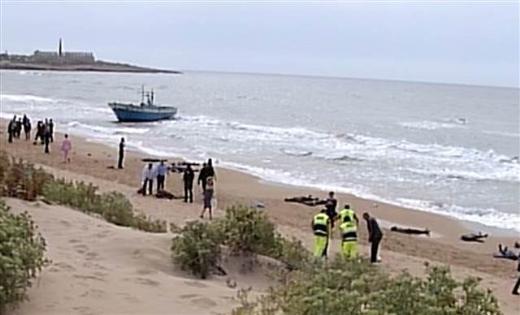 Yaklak 500 kii tad belirtilen tekneden u ana kadar 141 kiinin karaya karld akland. 250'ye yakn kii ise halen kayp.