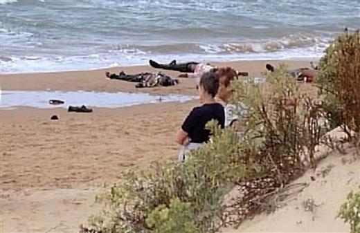 Pazartesi gn de Sicilya aklarnda batan bir gmen teknesindeki 13 kii, kyya yzmeye alrken boularak lmt.