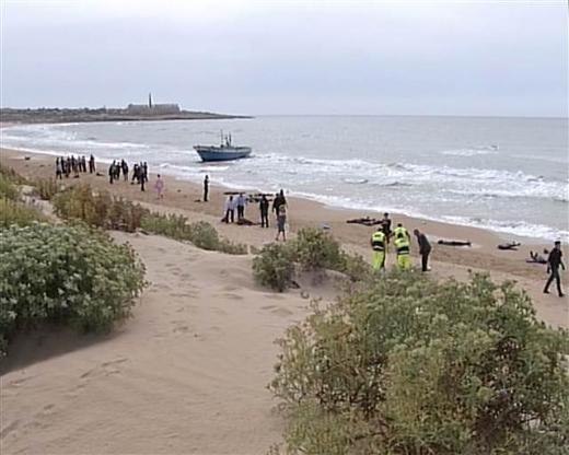 Yzlerce mltecinin denizdeki yaam mcadelesinin srd belirtildi.