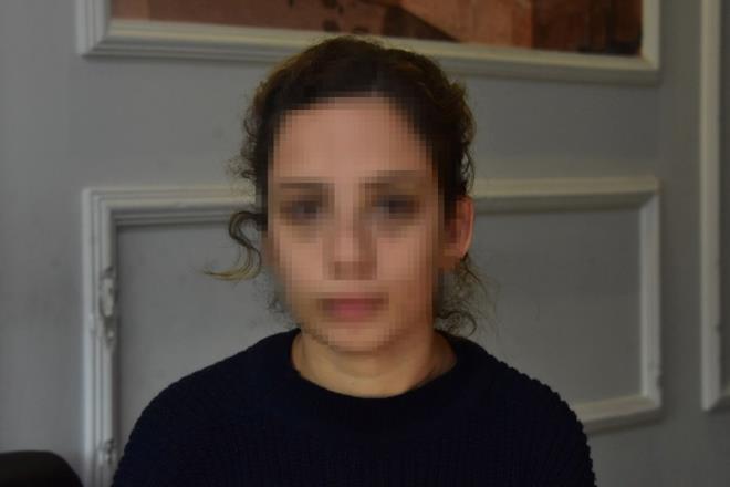 Hseyin S., iddiaya gre kendisinden ayrlmak isteyen sevgilisi S.A'.y arayarak srarla grmek istedi.    Hseyin S., grmeyi kabul eden S.A.'y yannda bulunan arkada Bayram T. ile birlikte renci yurdundan ald. Bir kafede oturduktan sonra elence merkezine giden grup, 24 Kasm'da mekandan kt. Dn yolunda Hseyin S., S.A.'y otomobilde bayltana kadar dvd. Hseyin S. arkada Bayram T.'yi braktktan sonra dvd S.A.'y bu kez kendi evine gtrp, darbetti.    Burada saatler sren iddetin ardndan Hseyin S., S.A.'y kald yurdun nne brakp kat. S.A. polise giderek ikayeti olurken, gzaltna alnan Hseyin S. ve arkada Bayram T. sulamalar reddetti.    Emniyetteki ilemlerinin ardndan adliyeye sevk edilen 2 arkada, savclk ifadelerinin ardndan adli kontrol artyla serbest brakld.