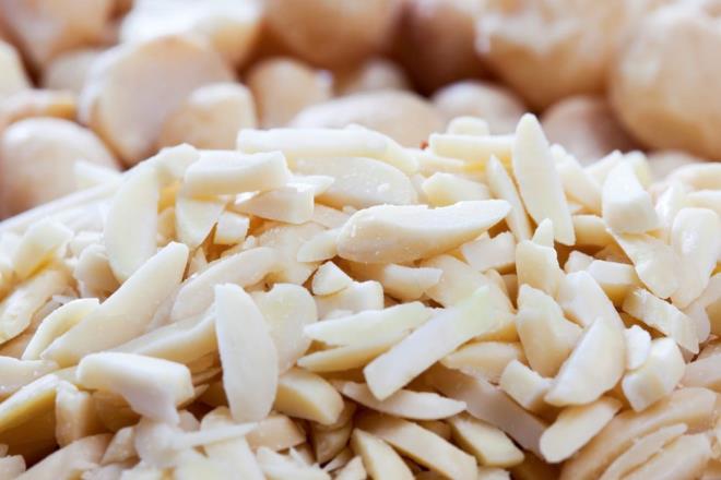 Ancak seim yaparken sadece protein miktarn deil, dier besin deerlerini de gz nnde bulundurmak nemli. Badem, E vitamini ve salkl yalar asndan daha zengin bir ierie sahipken, fstk daha fazla enerji ve magnezyum salyor.