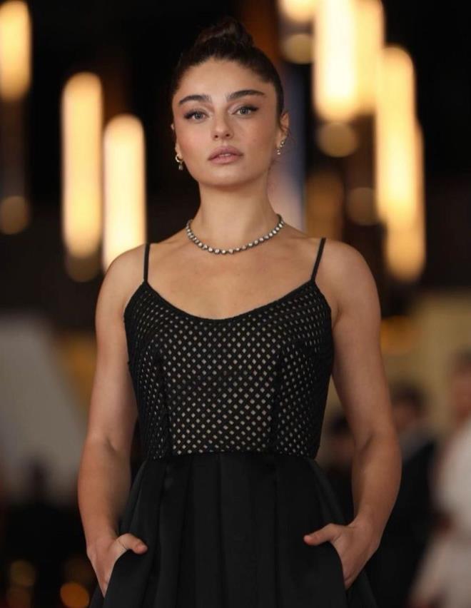 Aya Ayin Turan'n pe pee paylat karelerine ksa srede beeni ve yorum yad.   <p>  nl isme sosyal medyada; 'ok gzelsin', 'ok yakm', 'harika grnyorsun' gibi yorumlar yapld.