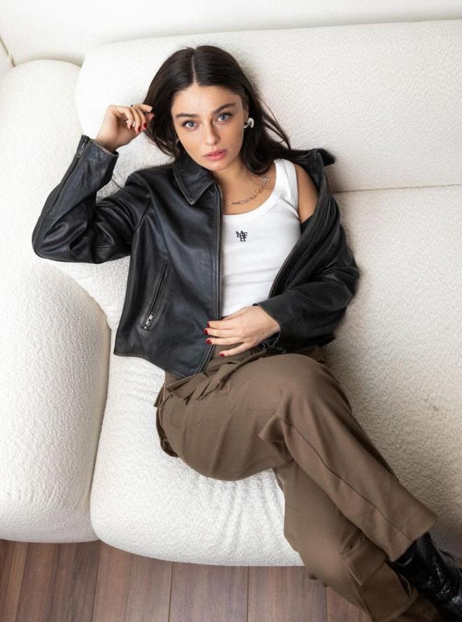 Dijital platformlardaki projelerde de boy gsteren Aya Ayin Turan son olarak Abu Dabi ziyareti srasnda eyh Zayid Camii'ni gezdi.<p>    Beyazlar ierisinde ban rten nl ismin tesettrl hali ok beenildi.