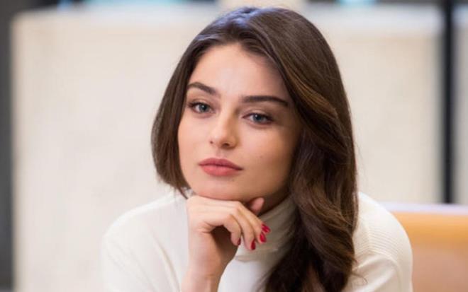 Rol ald yapmlardaki baars ve gzelliiyle adndan ska sz ettiimiz nl oyuncu Aya Ayin Turan Abu Dabi ziyareti srasnda eyh Zayid Camii'ni gezdi. Ban rtp pe pee pozlar veren Aya Ayin Turan'n tesettrl hali ok beenildi.