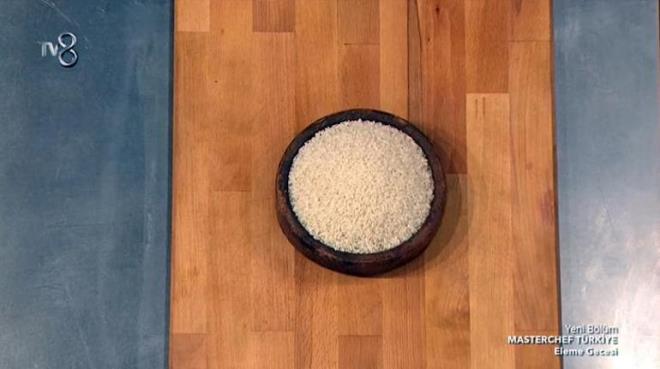 OCUKLUUMUN PRNC<p>    Mehmet ef benim ocukluumun pirinci var imdi srada dedi ve Konuralp pirinci ile ilgili bilgiler verdi; Dzce ilimizin ok deerli bir pirinci gerekten. Bat Karadeniz'in en nemli tarm illerinden bir tanesi, Dzce. Konuralp pirinci bizim ocukluumuzun Mevlid pilavlarnda, snnet gn pilavlarnda olurdu. Kasaba pirinci diyorlar. ocukluumuzda bu pirin byk kazanlarda yaplr. Yani krk pirin gibi gzkr ama performans gerekten ok yksektir. Niasta oran yksektir. Bu pirincin en byk zellii aromas. Bu pilav yaparken byk kazana ya koyarlar. Btn soan atp o soann kokusunu yaa geirirler. Sonra pirinci kavurup nohutlu pilav yaparlar. Ve kesinlikle kemik suyuna yaparlar.