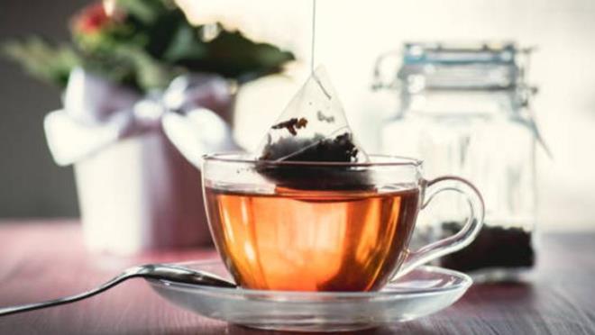 TLBENT AY POET N NASIL KATLANIR?  <p>  Yaklak 10?a 10 santim boyutunda bir tlbent kesin. Bu size bir kak ay yapra iin yeterli alan salar. ay yapra karm ok ince ise iki para tlbenti st ste koyabilirsiniz. ay yapraklarn tlbentin ortasna koyun. ou zaman 1 orba ka veya 14 gram doru miktardr. Ancak maazadan satn alnan ay yapraklarnda nerilen porsiyon boyutunun olup olmadn kontrol etmelisiniz. Ev yapm karmlar iin kullanlacak doru miktar bulmak biraz deneme yanlma gerektirebilir.