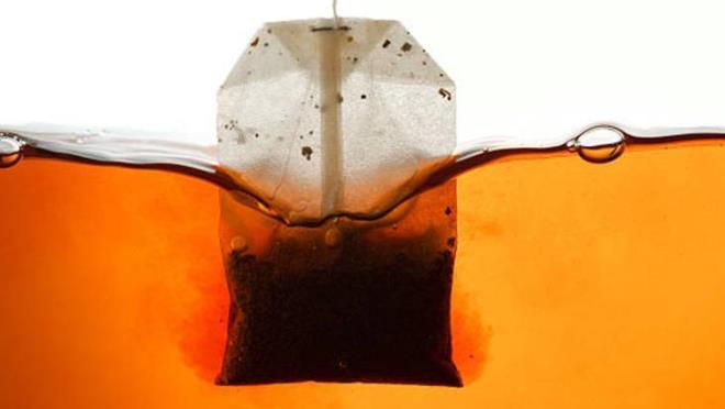 Filtreyi, iki dz kenar birbirine deecek ekilde ikiye katlayn ve bylece,  ak kenar olan bir cep oluur. ay yapraklar ortada olmaldr. Uzun, ak tarafn kenarlarn ay yapraklarna doru yuvarladnzda cebin bir taraf kapanacaktr. ay yapraklarn gvenli bir ekilde tutmak iin birka kk 0,32 santim katlama veya yuvarlanma hareketi yapabilirsiniz.