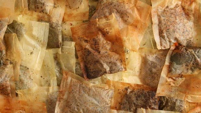 Tlbentin drt kesini toplayn ve bkerek kapatn. ay yapraklar ieride olacak ekilde drt kenin her birini bir elinize aln ve tlbentin ay yapraklarnn olduu ksmn tutun ve birka kez evirin. Yerinde tutmak iin frncnn ipini bkmn etrafna balayn. Tlbentin alp ay yapraklarnn dklmemesini salamak iin sk bir dm atmalsnz.