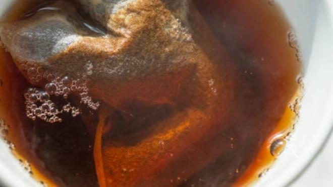 KAHVE FLTRES LE AY POET NASIL YAPILIR?  <p>  Kahve filtresini dzletirin ve iki tarafn kesin. Daireyi iki dz taraf birbirine bakacak ve iki kavisli taraf birbirine bakacak ekilde daha dikdrtgen bir ekle dntrn. aynz filtrenin iine yerletirin. Dz filtrenin ortasna yaklak 1 orba ka veya 14 g ay yapra koyun.