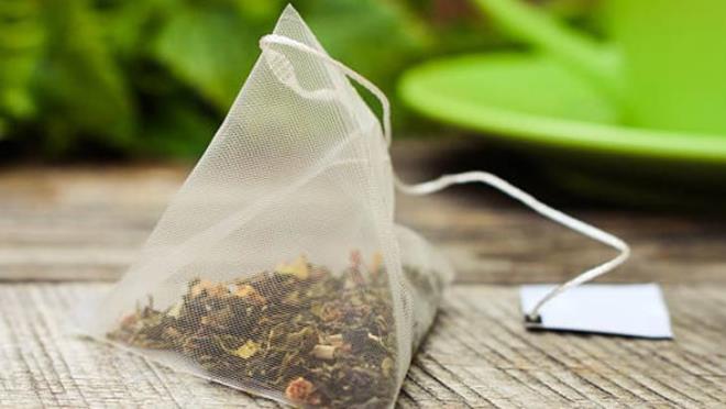 Diki yerini ortaladktan sonra paketi ikiye katlayn. Paketin st ksm yerine uzun katlanm kenar ortada olmal. Paketi kendinize doru yuvarladnz bir silindir gibi dnmelisiniz. ki ksa ucu birbirine deecek ekilde ikiye katlayn ve stteki iki keyi katlayp, sicim iin zmbalayn. ay poetinin st ksm ok eklinde olacak ekilde ak kenarn iki kesini aa doru katlayn. Katlarn ortasna bir para sicim yerletirin ve torbay zmbalayn.