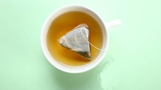 Torbay ters evirin. Dikiler kesenin iinde kalacaktr. Bu noktada torbay kapatmak iin ipin her iki ucundan da ekebilmeniz gerek. antaya biraz ay yapra koyun ve ipi ekerek iyice kapatn. Bzme ipi bu ay poetini tekrar kullanlabilir hale getirecektir. ay poeti kullanma hazr!