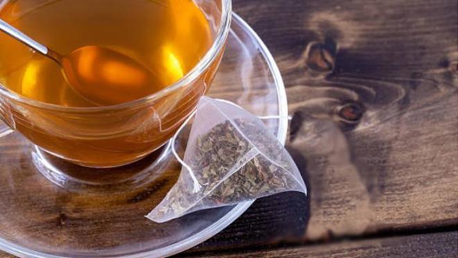 Kuman uzun kenarlarndan biri boyunca, kenarndan yaklak 0,64 santim uzaa 36 santim bir ip paras yerletirin. pin zerine 1,3 santim kuma katlayn. Bir tnel oluturmak iin kuman kenarn aa doru dikin. Kuma ikiye katlayn ve 2 ak kenarn dikin. Kuma, iki ksa kenar birbirine deecek ekilde, bzme ipi stte olacak ekilde katlayn ve kuman kenarlarndan 0,32 santim uzakta 2 diki dikin.