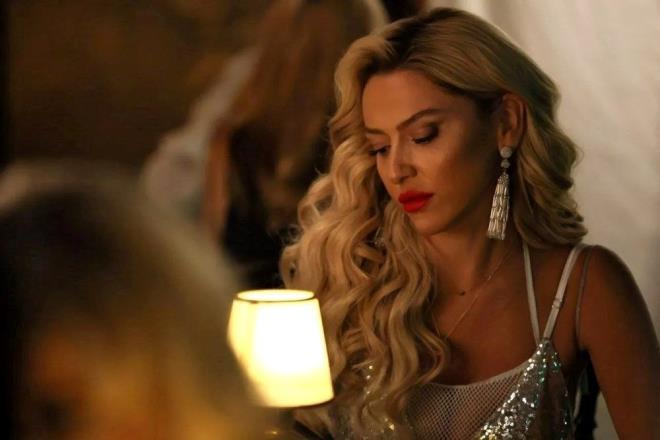 Sosyal medya hesabndan yapt paylamlarla adndan ska sz ettiren Hadise oyuncu oldu! Seda Bakan, kr zyldz ve Serhat Teoman? buluturan, ynetmenliini enol Snmez?in stlendii ?Esas Olan? dizisi izleyiciyle bulutu.    lk kez bir dizide rol alan Hadise, Fatih Altayl'nn YouTube kanalna Seda Bakan ile konuk oldu. nl arkc, eski ei Mehmet Dinerler hakknda neden konumadn aklad.